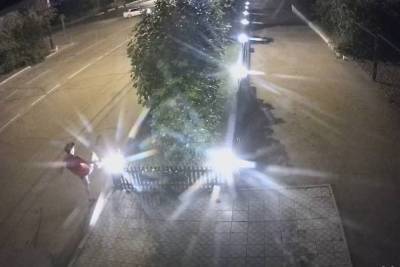 Вандалы разбили три фонаря возле цветочного салона на проспекте Советов в Чите
