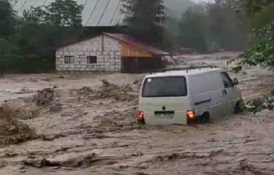 Паводок на Закарпатье разрушил дороги и подтопил дома — видео стихии
