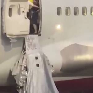 В аэропорту Москвы пассажир открыл люк аварийного выхода самолета из-за жары. Видео