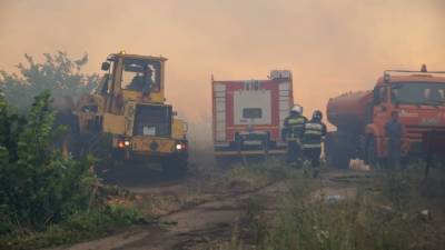 Нечем дышать: в Тольятти второй день тушат пожар в черте города