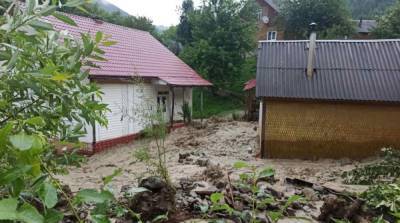 Из-за сильных дождей в двух областях Украины подтопило дома
