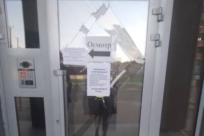 На улице Княжье поле в Рязани неизвестный разбил дверь подъезда и попал на камеры