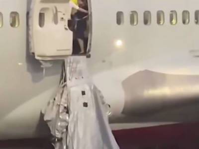 Компания «Россия» подаст в суд на пассажира за открытие аварийного люка в самолёте