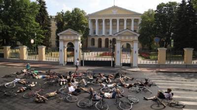 Велосипедисты легли на асфальт рядом со Смольным в Петербурге