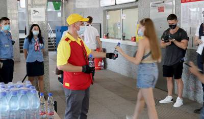 В московском метро пассажирам начали раздавать воду
