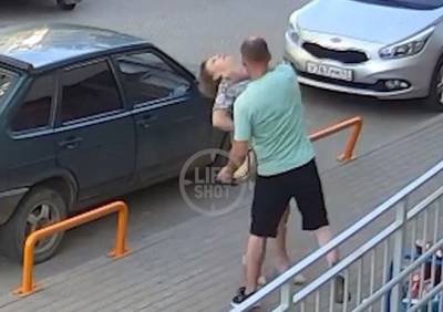В Кирове мужчина разбил женщине лицо на глазах у ребенка