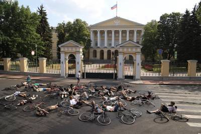 Петербургские велосипедисты легли на дорогу у Смольного. Они просят у властей защиты