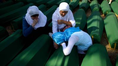 Еврокомиссар призвал признать геноцид в Сребренице