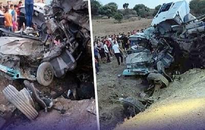 Страшное ДТП в Алжире: фура протаранила автобус с туристами, погибли 18 человек