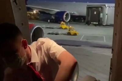 В Москве пассажир самолета открыл люк аварийного выхода – ему стало жарко