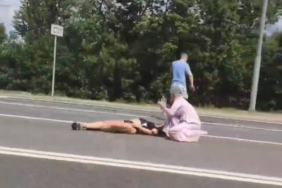 Появилось видео с места ДТП в Тверской области, где девочка сломала позвоночник