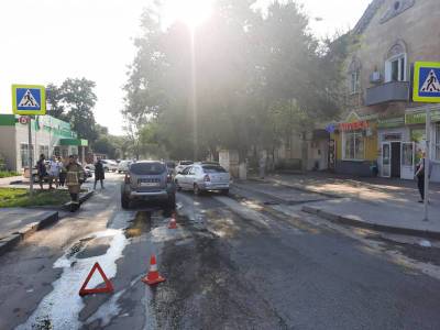В Новочеркасске машина сбила перебегающих через дорогу женщину и подростка