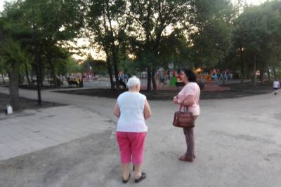 Объявления на входе открытого парка имени Гагарина в Комсомольском посёлке сообщают, что он закрыт