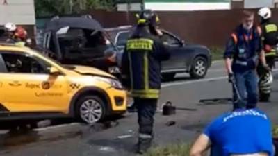 Четыре человека пострадали в ДТП с микроавтобусом и такси в «новой Москве»