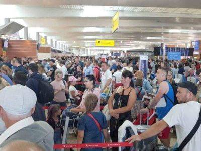 В "Шереметьево" второй день подряд терминал D заполнен людьми из-за очереди на регистрацию