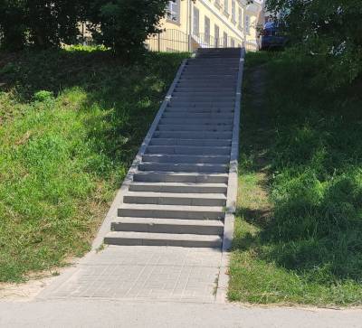 Активисты напомнили мэрии о необходимости установить перила на «опасной» лестнице в центре Рязани