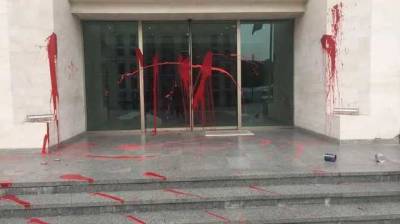 В Тбилиси облили красной краской Кабмин Грузии из-за смерти оператора после ЛГБТ-парада