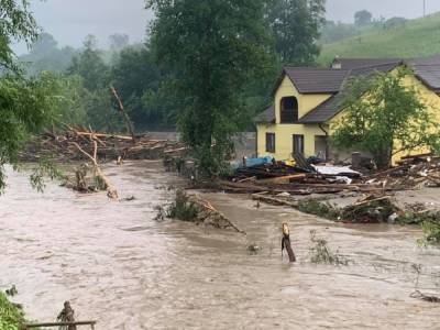 Наводнение под Ивано-Франковском: спасатели вытаскивают людей из воды (видео, фото)