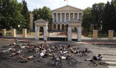 Петербургские велосипедисты устроили акцию протеста перед Смольным