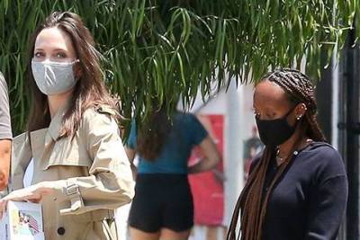 Анджелина Джоли с дочерью Захарой провели день на шопинге