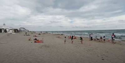 В Крыму заговорили о провале турсезона: пляжи пустуют, а люди едут в Турцию и Египет