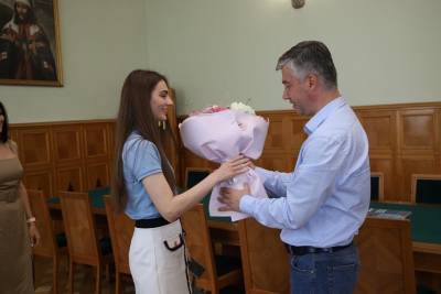 Логвиненко встретился с выпускницей Аликой Осадчей, которая показала один из лучших результатов по ЕГЭ в России