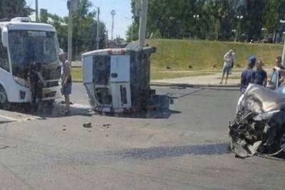 В тройном ДТП с перевернувшимся микроавтобусом во Владимире пострадала пенсионерка