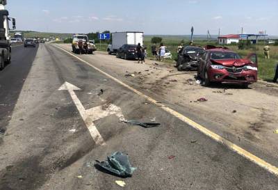 На трассе М-4 «Дон» в Ростовской области столкнулись шесть машин, три человека пострадали
