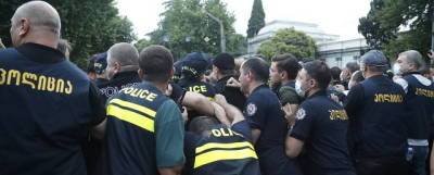 В Тбилиси митингующие требуют отставки премьера из-за смерти телеоператора