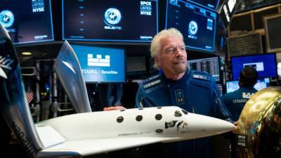 Миллиардер Ричард Брэнсон впервые поднялся к границе космоса
