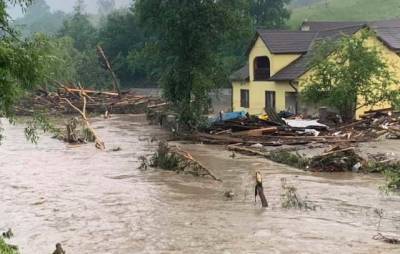 Наводнение на Закарпатье и Прикарпатье: спасатели вытаскивают людей из воды