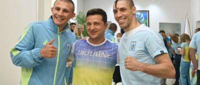Зеленский передал спортсменам, которые поедут на Олимпиаду, украинский флаг из Донбасса