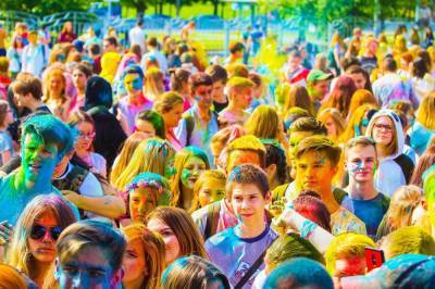Гигантскую толпу горожан без масок собрал фестиваль красок в Батайске