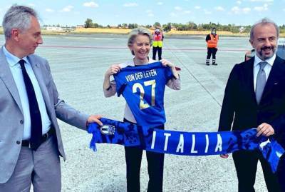 Глава Еврокомиссии перед финалом Евро-2020 похвасталась именной футболкой сборной Италии