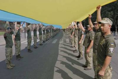 В Мариуполе военные развернули огромный флаг Украины: установлен рекорд