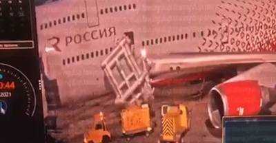Выпал надувной трап: Открытие аварийного люка самолёта попало на видео