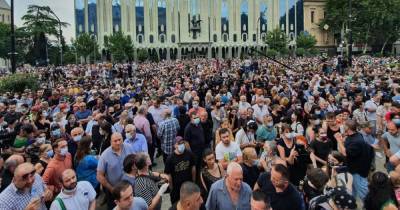 В Тбилиси после смерти избитого телеоператора требуют отставки премьер-министра (видео)