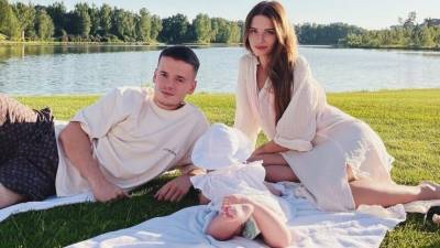 «Давай, ползи»: Арсений и Лиана Шульгины впервые показали лицо внучки Валерии