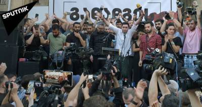 Смерть журналиста вывела людей на улицы Тбилиси - видео акции у парламента