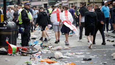 Фанаты сборной Англии бросают бутылки в полицейских перед «Уэмбли»