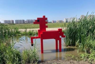 У многоэтажек в Мурино заметили арт-объект в виде пиксельного красного коня