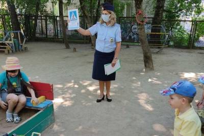 Сотрудники смоленской Госавтоинспекции побывали в детском саду Садко, чтобы научить детишек безопасному поведению на дороге