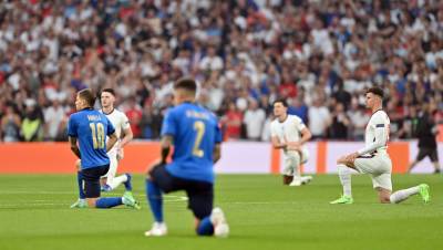 Футболисты сборных Италии и Англии преклонили колено перед финалом Евро-2020