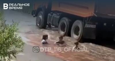 В Татарстане засняли на видео детей, купающихся в луже на дороге
