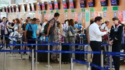 Видео: в аэропортах Москвы собрались гигантские очереди