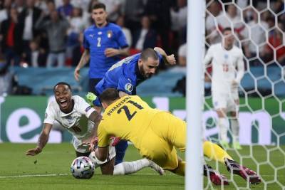 Сборная Италии сравняла счет в матче с Англией в финале Евро-2020