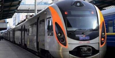 Пассажирам не хватило мест в поезде "Интерсити": вспыхнул скандал