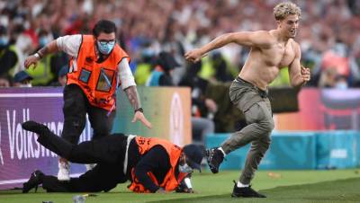 Во время финала Евро-2020 на поле выбежал болельщик