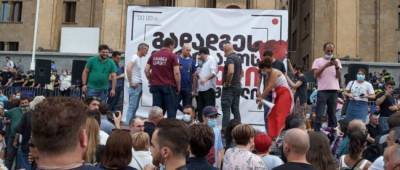 Тысячи людей в Грузии требуют отставки правительства после смерти оператора