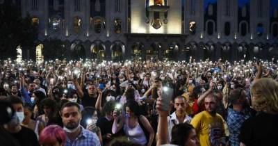 Тысячи людей в центре Тбилиси требуют отставки власти из-за смерти избитого гомофобами телеоператора